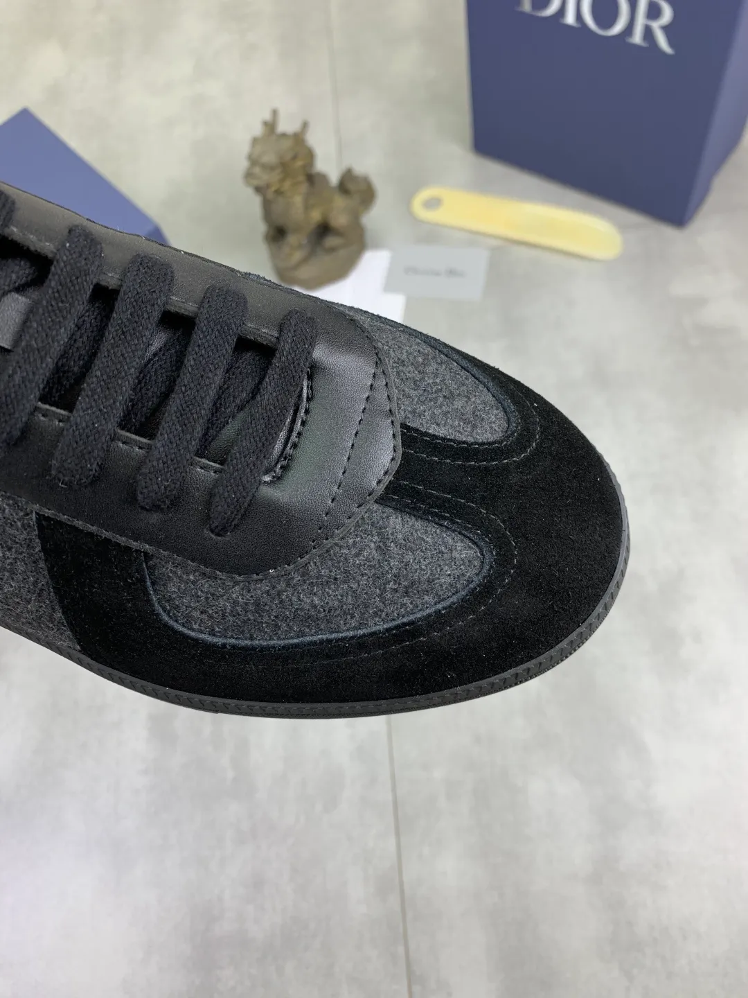 Men's shoes 💰P380 New Dior B01 moral training shoes, white first-layer cowhide, original molded outsole. New to the fall collection, this sneaker marks the return of a Dior classic, reinterpreted in a stylish and elegant silhouette. Crafted from white smooth first-grain cowhide with a tonal silk sheepskin lining, it features the Dior logo on the tongue and inner sides, and a CD icon on the heel. Paired with Tpu anti-slip soles of the same color, it can be matched with various styles to create a sophisticated look.  Code number: 38-44